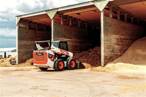 Kompaktowa ładowarka kołowa Bobcat L85 na linii produkcyjnej