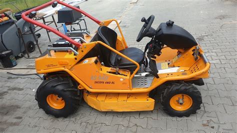 zdjęcie kosiarki AS 940 Sherpa 4WD RC w akcji na stromym zboczu