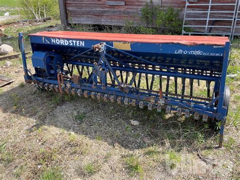 Thematyczne zdjęcie siewnika Nordsten Lift-o-matic w polu