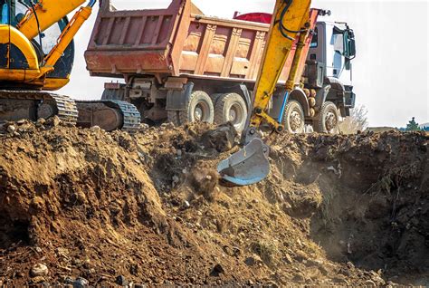 Tematyczne zdjęcie wywrotek transportujących materiały sypkie, np. koks lub węgiel