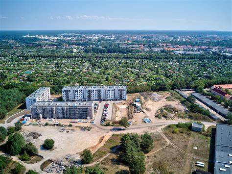 Panorama Koszalina z widocznymi terenami zielonymi i placami budowy