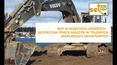 Zdjęcie przedstawiające koparkę i wywrotkę współpracujące przy robotach ziemnych