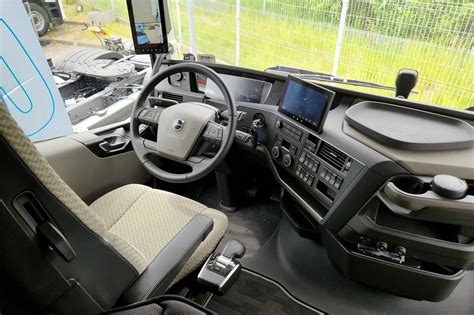 Schemat wnętrza kabiny Volvo FH z zaznaczonymi schowkami, leżanką i panelami sterowania