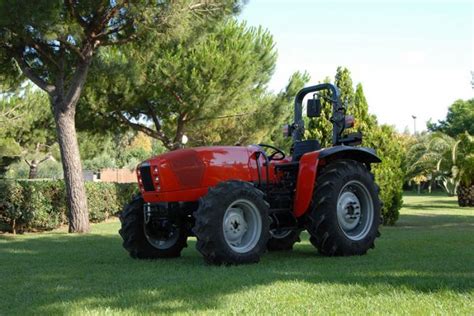 Zdjęcie ciągnika SAME Tiger 75 w akcji na farmie
