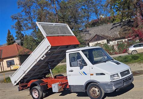 Wywrotka 3.5T trójstronna na placu budowy z sypkim materiałem