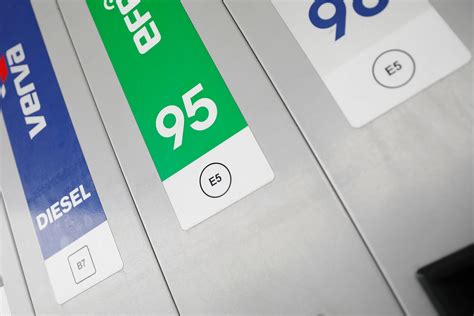 Infografika porównująca paliwo E5 i E10