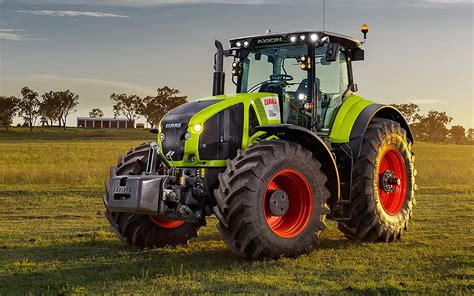 zdjęcie nowoczesnego ciągnika rolniczego Claas Axion 820 pracującego w polu