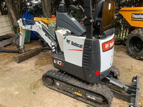 zdjęcie technika serwisującego maszynę Bobcat