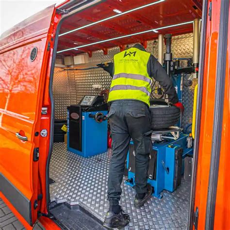 Zdjęcie mobilnego serwisu JCB z pojazdem serwisowym i narzędziami