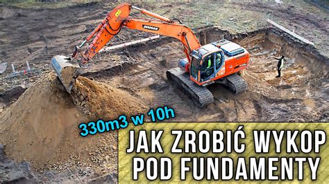 Zdjęcie minikoparki podczas wykonywania wykopów pod fundamenty lub przyłącza na placu budowy.