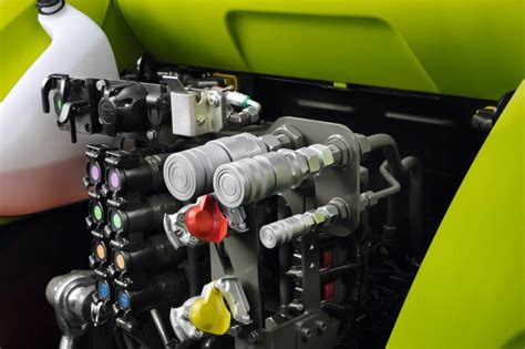 Zdjęcie złączy hydraulicznych układu Power Beyond na ciągniku