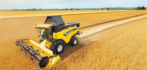 Zdjęcie kombajnu New Holland TC w trakcie rozładunku ziarna