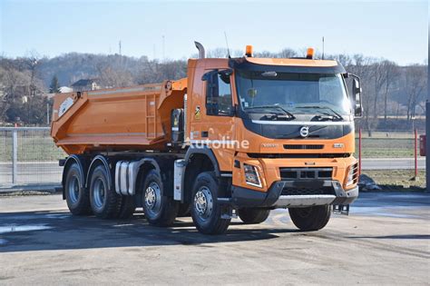 zdjęcie wywrotki Volvo w trudnym terenie