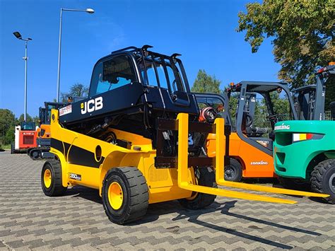 Wózek widłowy JCB Teletruk TLT 35-22E w akcji, z wysuniętym ramieniem teleskopowym