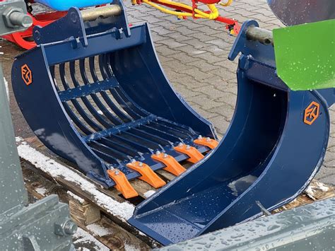 Bobcat machine with various buckets types (skarpowa, podsiębierna, ażurowa)