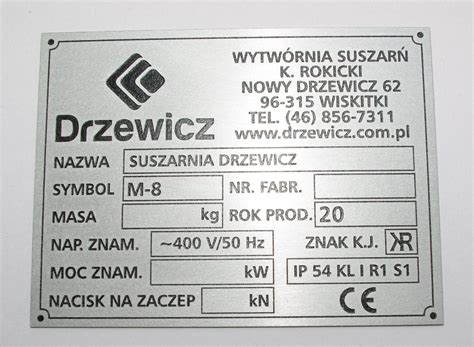 Tabliczka znamionowa z logo producenta i danymi technicznymi maszyny