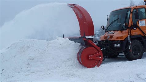 zdjęcia różnych typów osprzętu komunalnego JCB, takich jak zamiatarki i pługi śnieżne