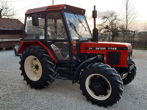 Schemat budowy ogólnej ciągnika Zetor 7745 z zaznaczeniem napędu 4x4