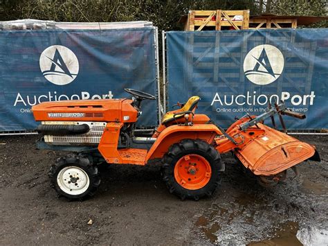 Zdjęcie ciągnika Kubota B1200 prezentujące jego kompaktową konstrukcję oraz układ jezdny