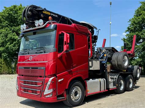 zdjęcia różnych modeli ciężarówek Volvo z HDS, prezentujące ich bryłę i osprzęt