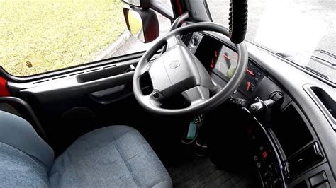 wnętrze kabiny Volvo FH z widokiem na leżankę i panel sterowania