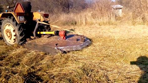 kosiarka łańcuchowa w akcji, rozdrabniająca łęciny i zarośla