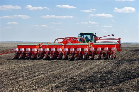 Zrzut ekranu z Farming Simulator 17 przedstawiający traktor z podłączonym siewnikiem na polu