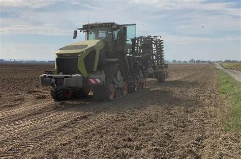 Potężny ciągnik Claas Xerion 12 podczas pracy w polu