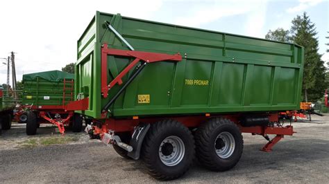 Nowa przyczepa skorupowa Ursus D-914 o ładowności 14 ton