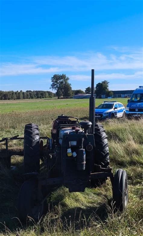 Ciągnik rolniczy z zamontowanym balastem przednim podczas prac polowych