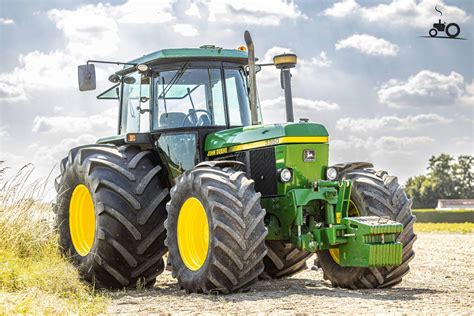 Zdjęcie przedstawiające ciągnik John Deere 3350 podczas prac polowych