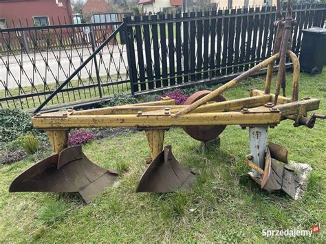 Pług 5-skibowy Unia Grudziądz podczas pracy na polu