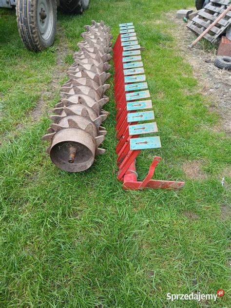Zbliżenie na wał packera Unia z widocznymi wcięciami i mechanizmem regulacji