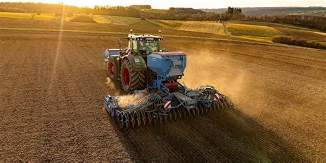 Thematic photo of the Lemken Solitair MF seed drill in action, showing its working width.
