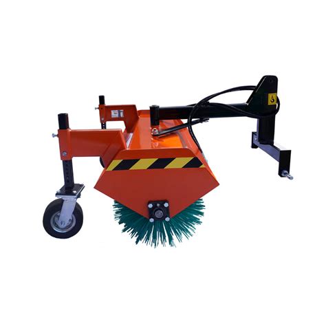 Zamiatarka rolnicza Geograss SW130 podłączona do traktora w akcji na drodze gruntowej