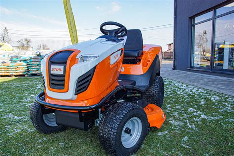 Traktor ogrodowy Stihl RT 6127 ZL w akcji na dużym trawniku
