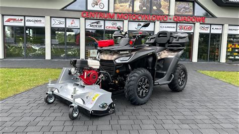 Quad z podłączoną kosiarką bijakową w akcji na nierównym terenie