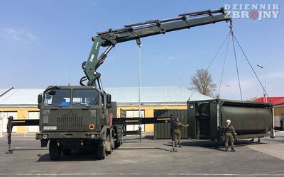 Thematyczne zdjęcie żurawia Hiab zamontowanego na ciężarówce Jelcz podczas pracy