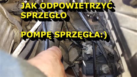 Zdjęcie przedstawiające prawidłową pozycję stopy na pedale sprzęgła