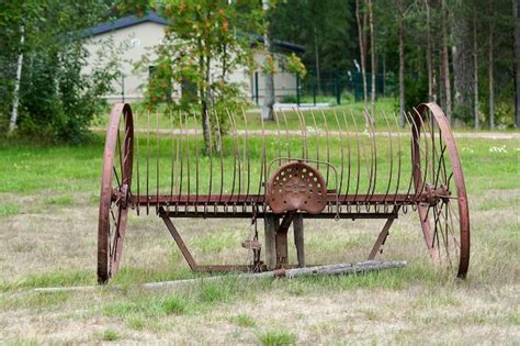 zdjęcie wolontariuszy czyszczących i odnawiających stare maszyny rolnicze