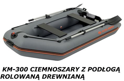 Zdjęcie przedstawiające zmodyfikowany ponton wędkarski z drewnianą podłogą i zamontowanymi półkami na sprzęt.