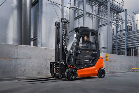 Schematyczny rysunek wózka widłowego Toyota TRAIGO z zaznaczonymi trzema kołami.