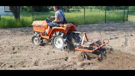 Traktorek z podłączonym kultywatorem konnym