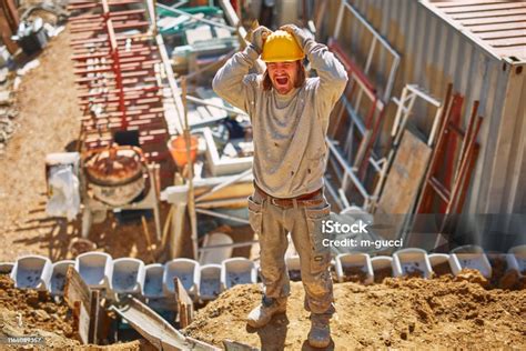 Themenfoto einer kompakten Mustang-Miniladermaschine auf einer Baustelle oder einem Bauernhof