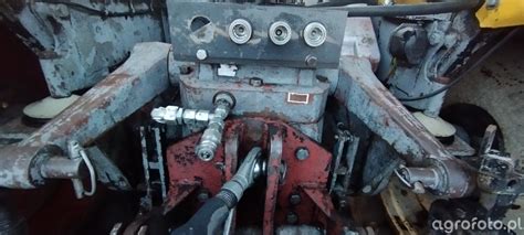 Zdjęcie przedstawiające gniazda hydrauliczne na tyle ciągnika