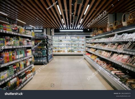 Tematyczne zdjęcie supermarketu z wydzieloną strefą recyklingu i czystym zapleczem