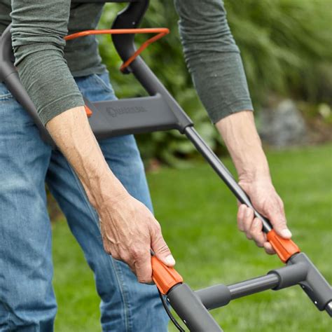 Close-up photo of the ErgoTec handle and QuickFit Plus height adjustment on the Gardena lawnmower