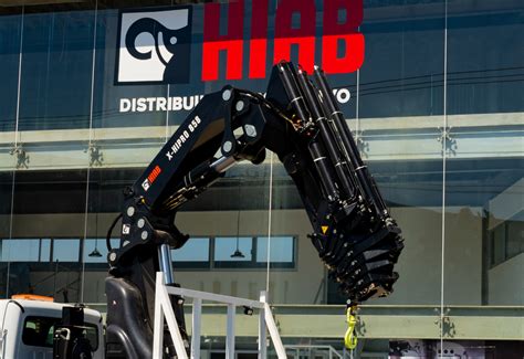 Schemat lub przekrój techniczny żurawia HIAB X-HiPro 858 z wymiarami