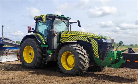 Widok ogólny ciągnika John Deere serii 8R podczas pracy w polu