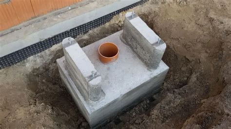 zdjęcie prawidłowo przechowywanej odśnieżarki pod pokrowcem